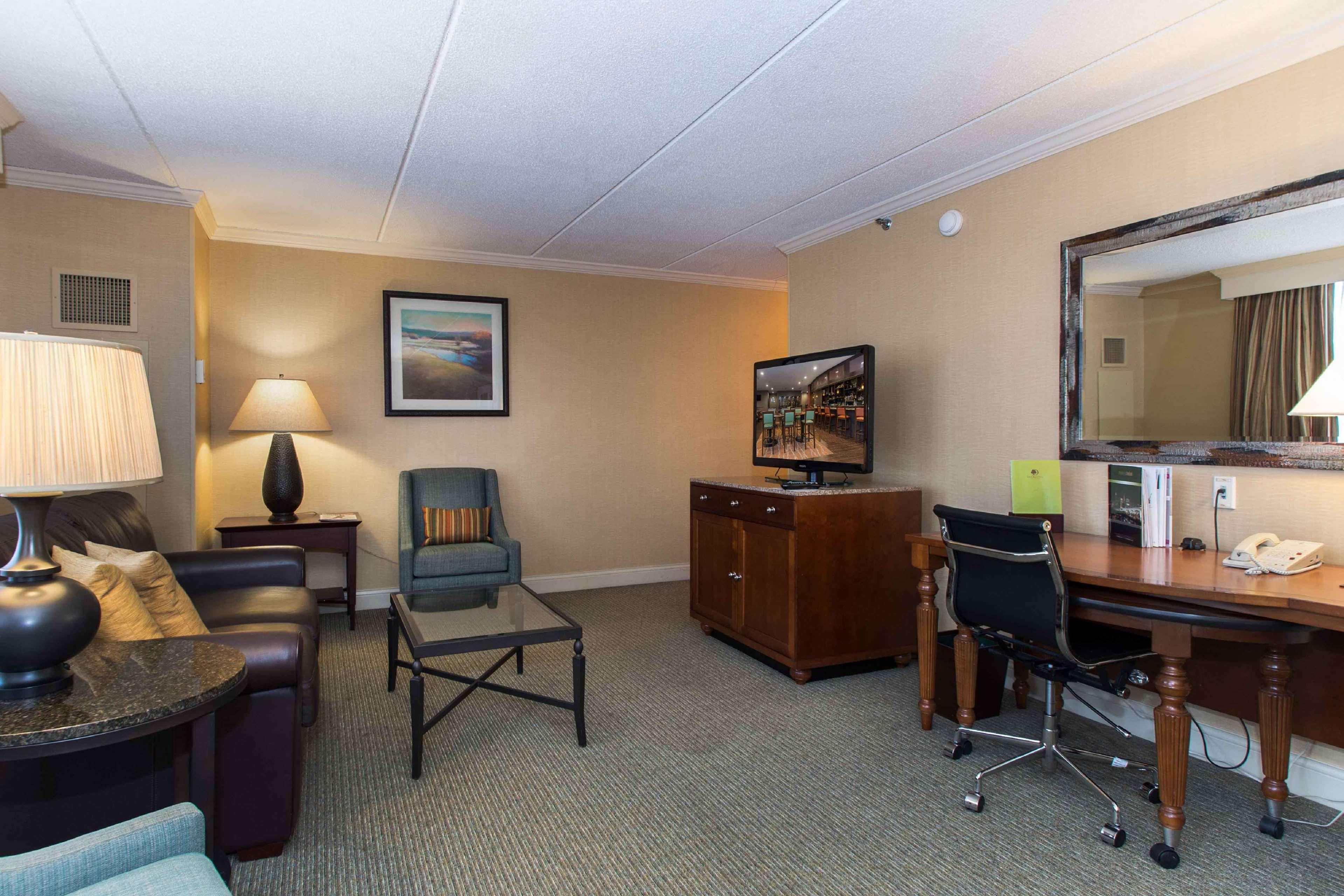 Doubletree By Hilton Cleveland East Beachwood Exteriör bild