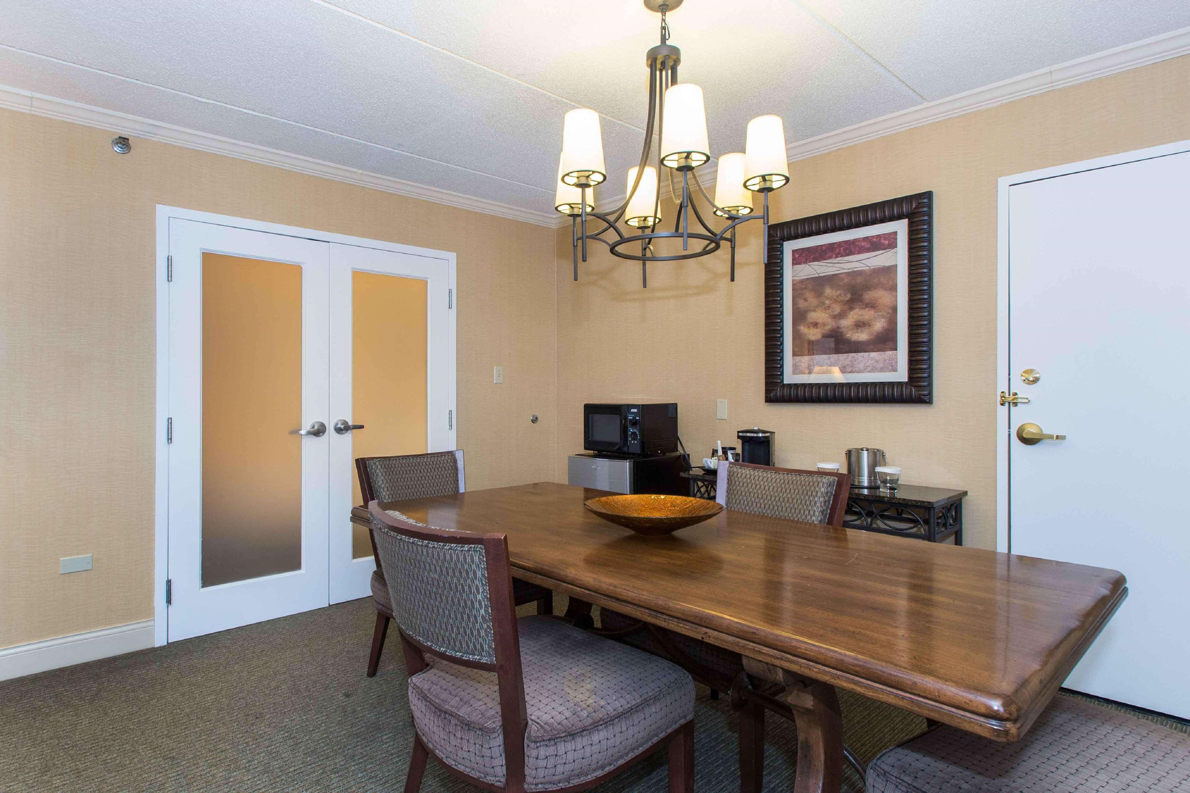 Doubletree By Hilton Cleveland East Beachwood Exteriör bild