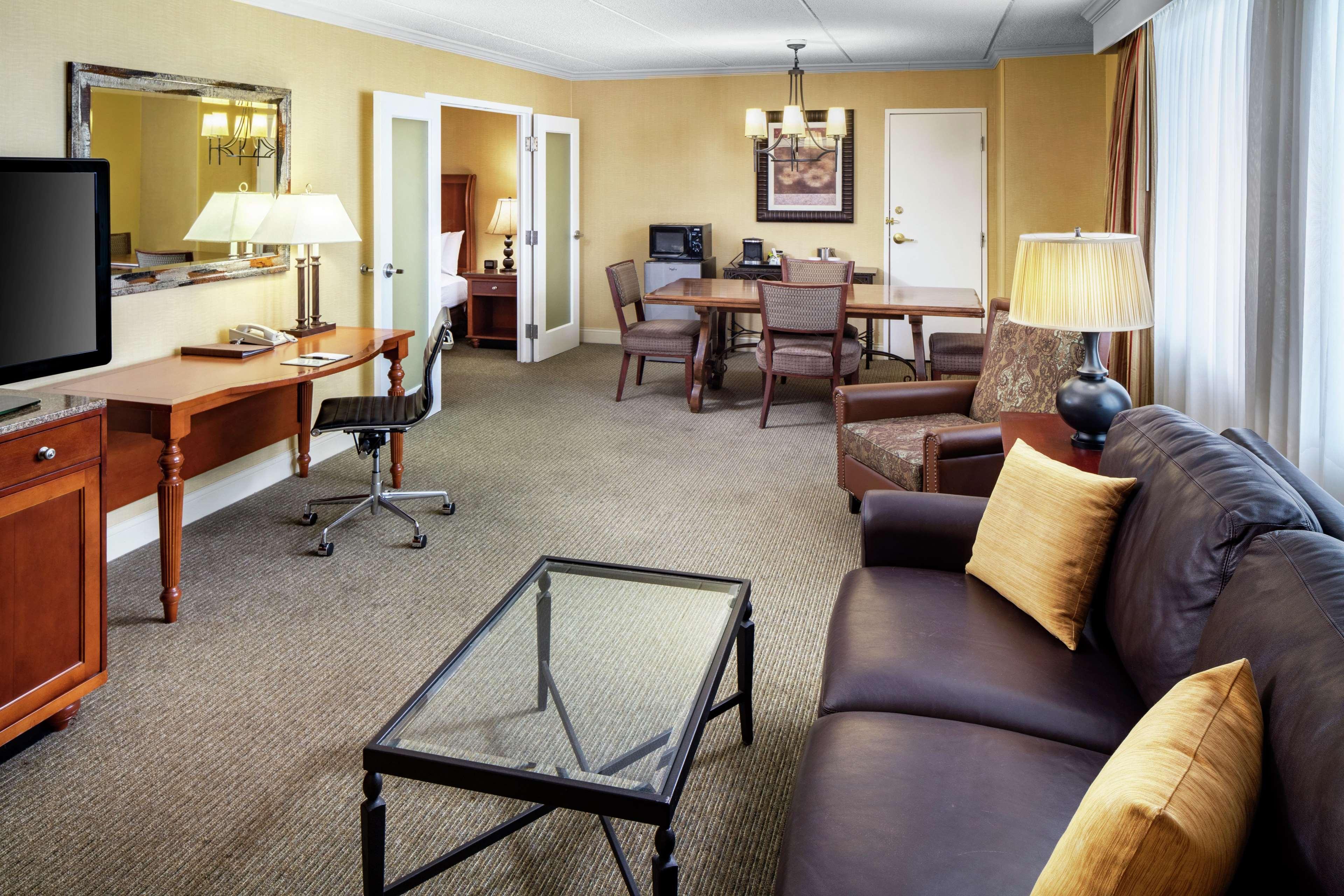 Doubletree By Hilton Cleveland East Beachwood Exteriör bild