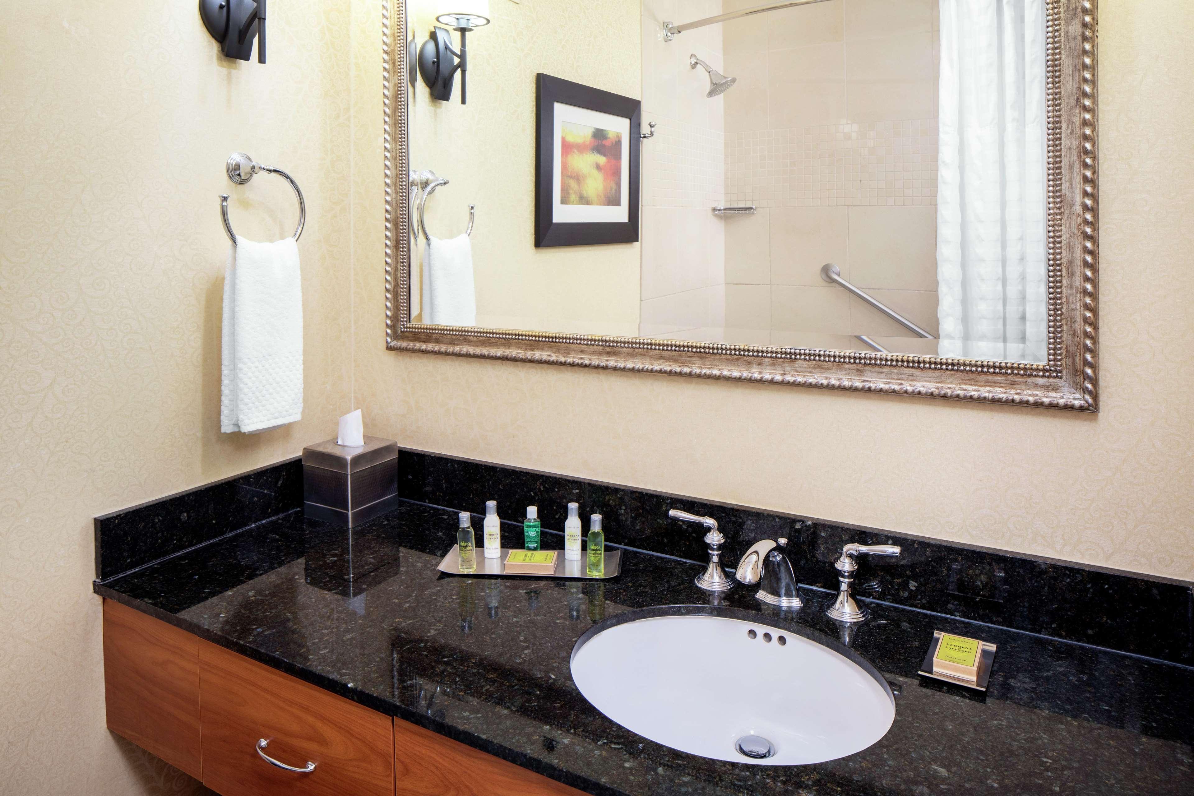 Doubletree By Hilton Cleveland East Beachwood Exteriör bild