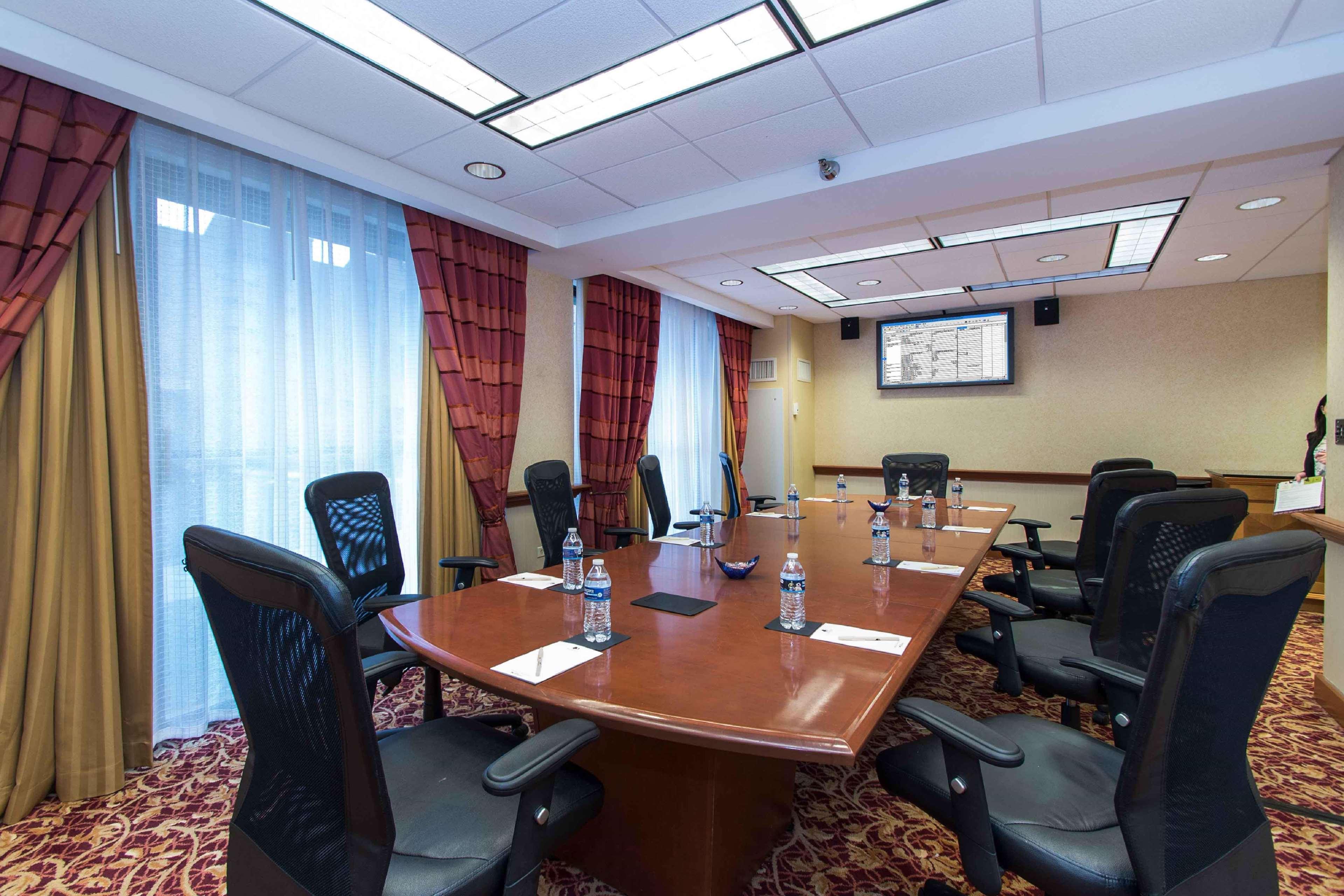 Doubletree By Hilton Cleveland East Beachwood Exteriör bild