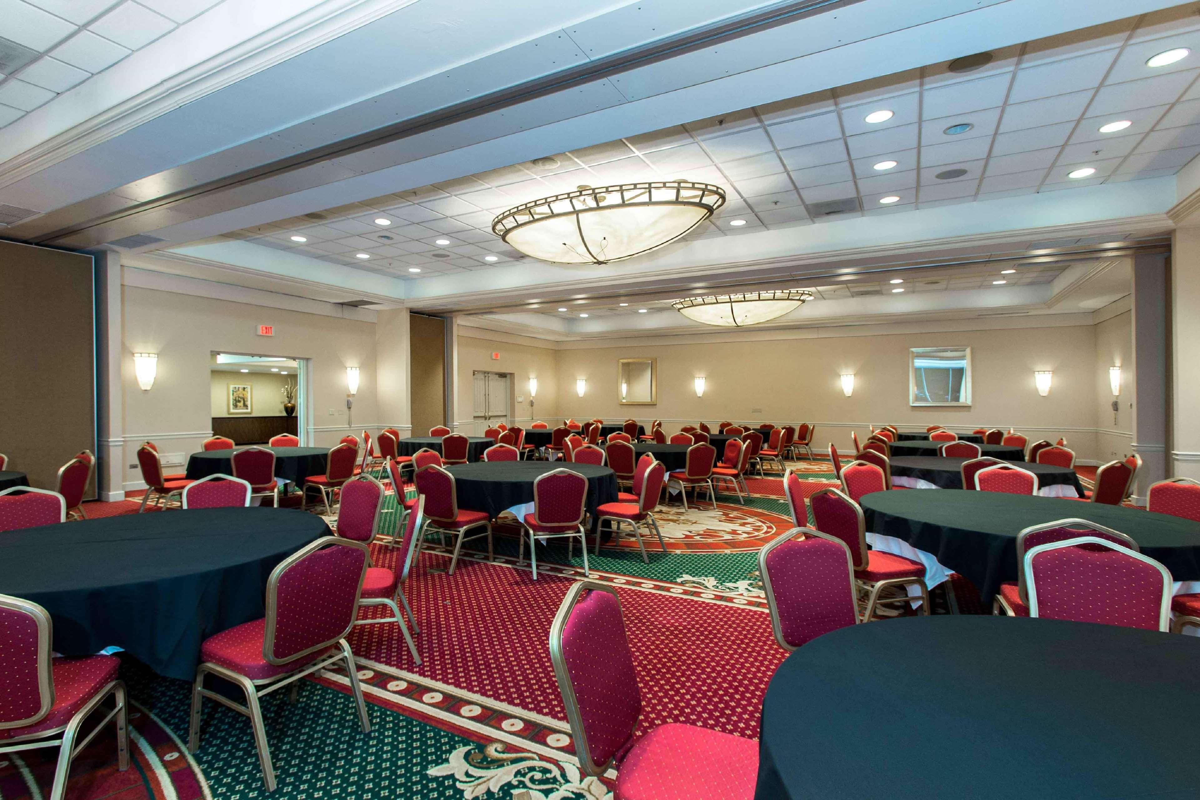 Doubletree By Hilton Cleveland East Beachwood Exteriör bild