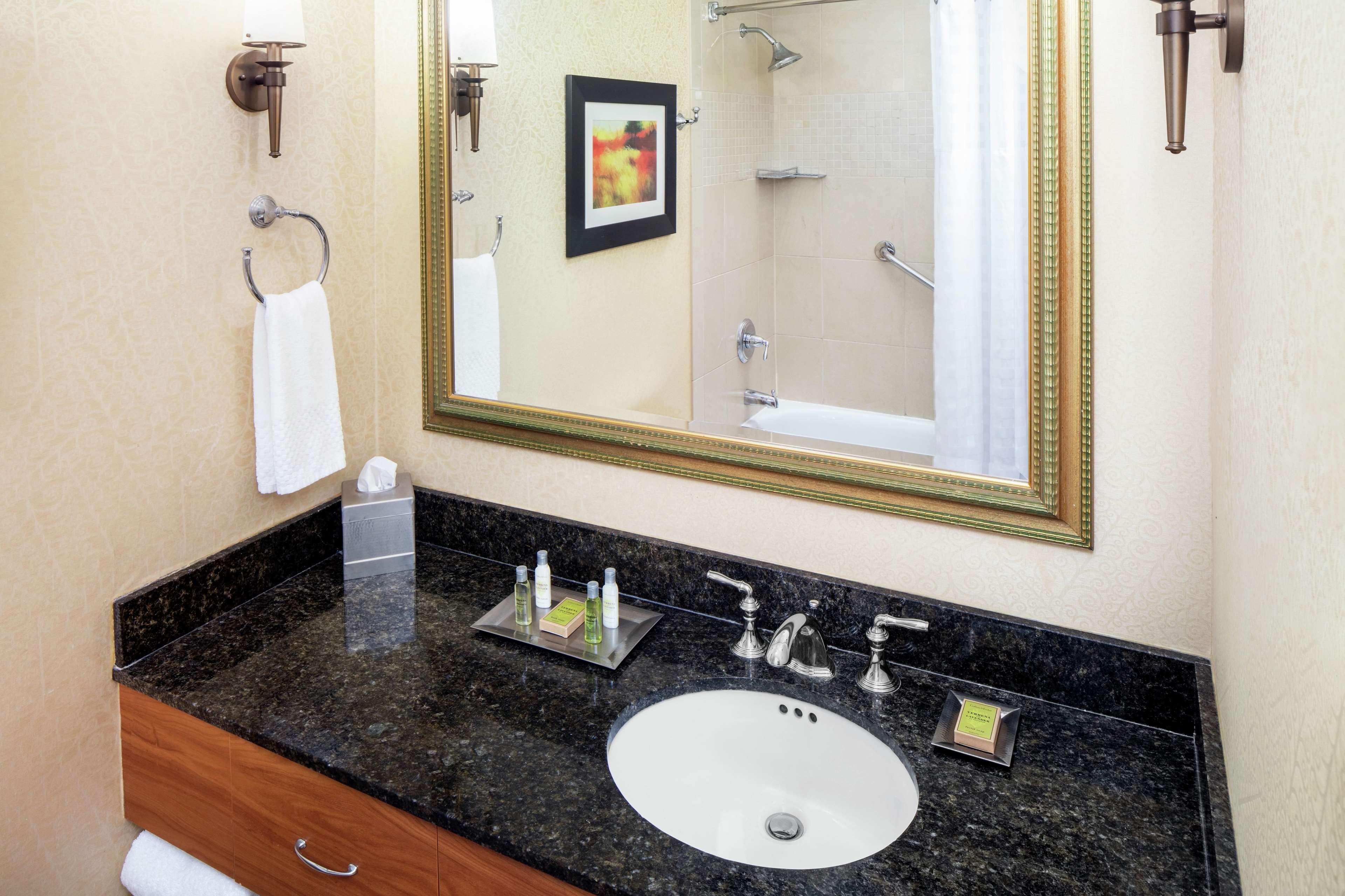 Doubletree By Hilton Cleveland East Beachwood Exteriör bild