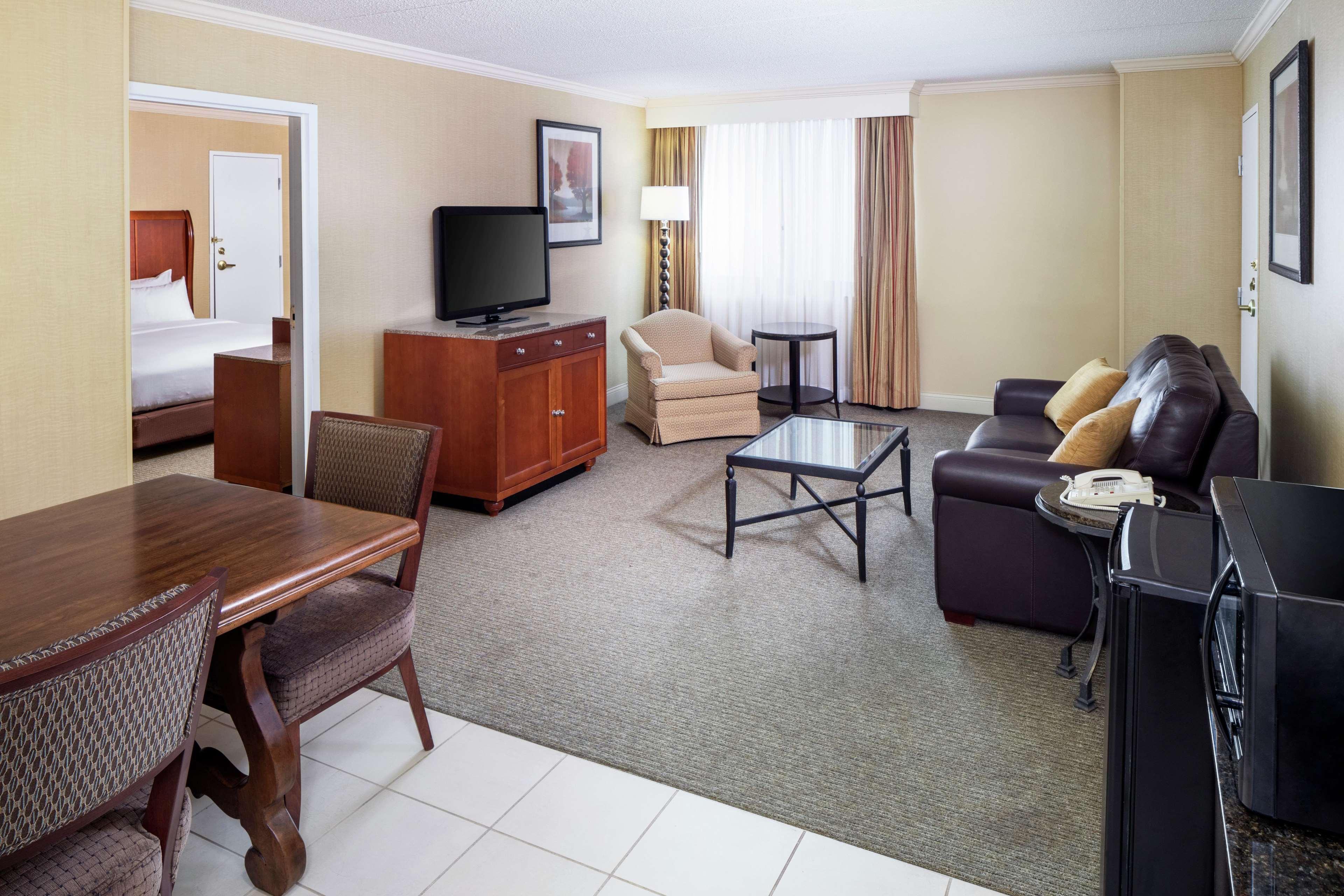 Doubletree By Hilton Cleveland East Beachwood Exteriör bild