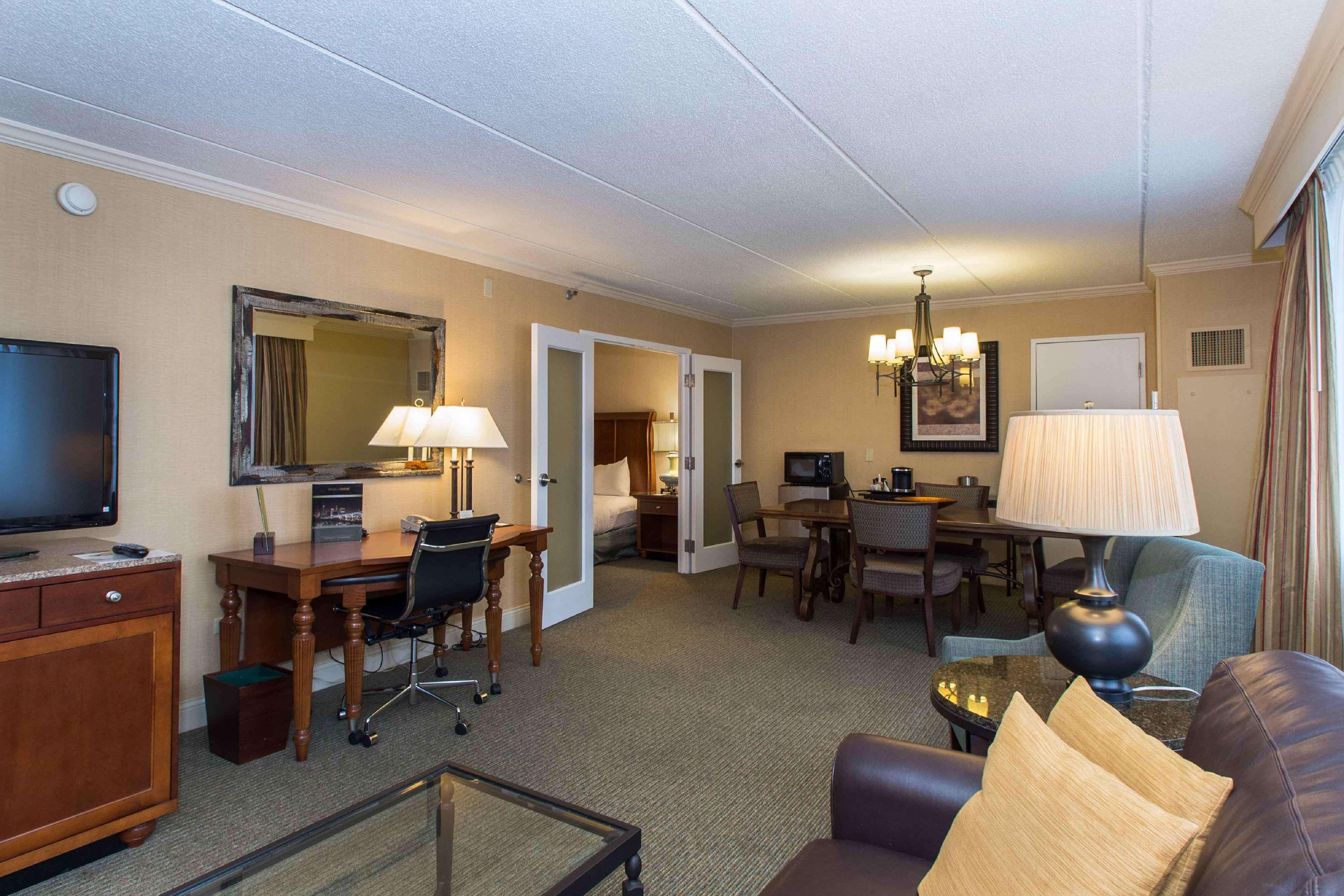 Doubletree By Hilton Cleveland East Beachwood Exteriör bild