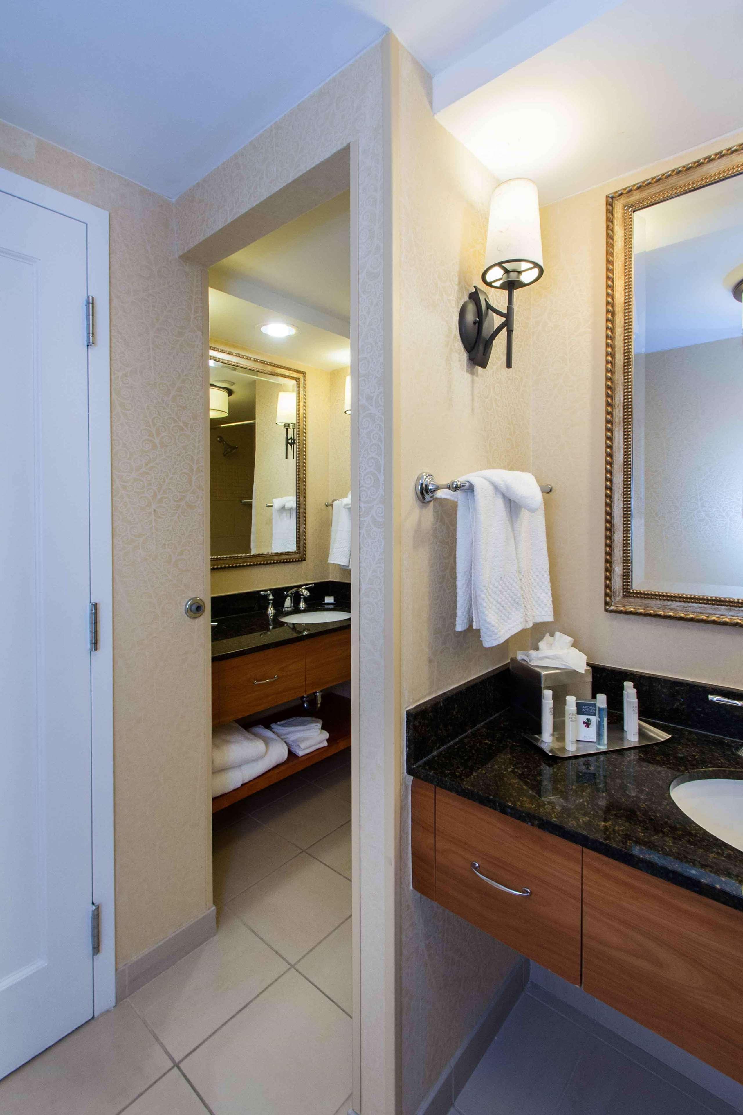 Doubletree By Hilton Cleveland East Beachwood Exteriör bild
