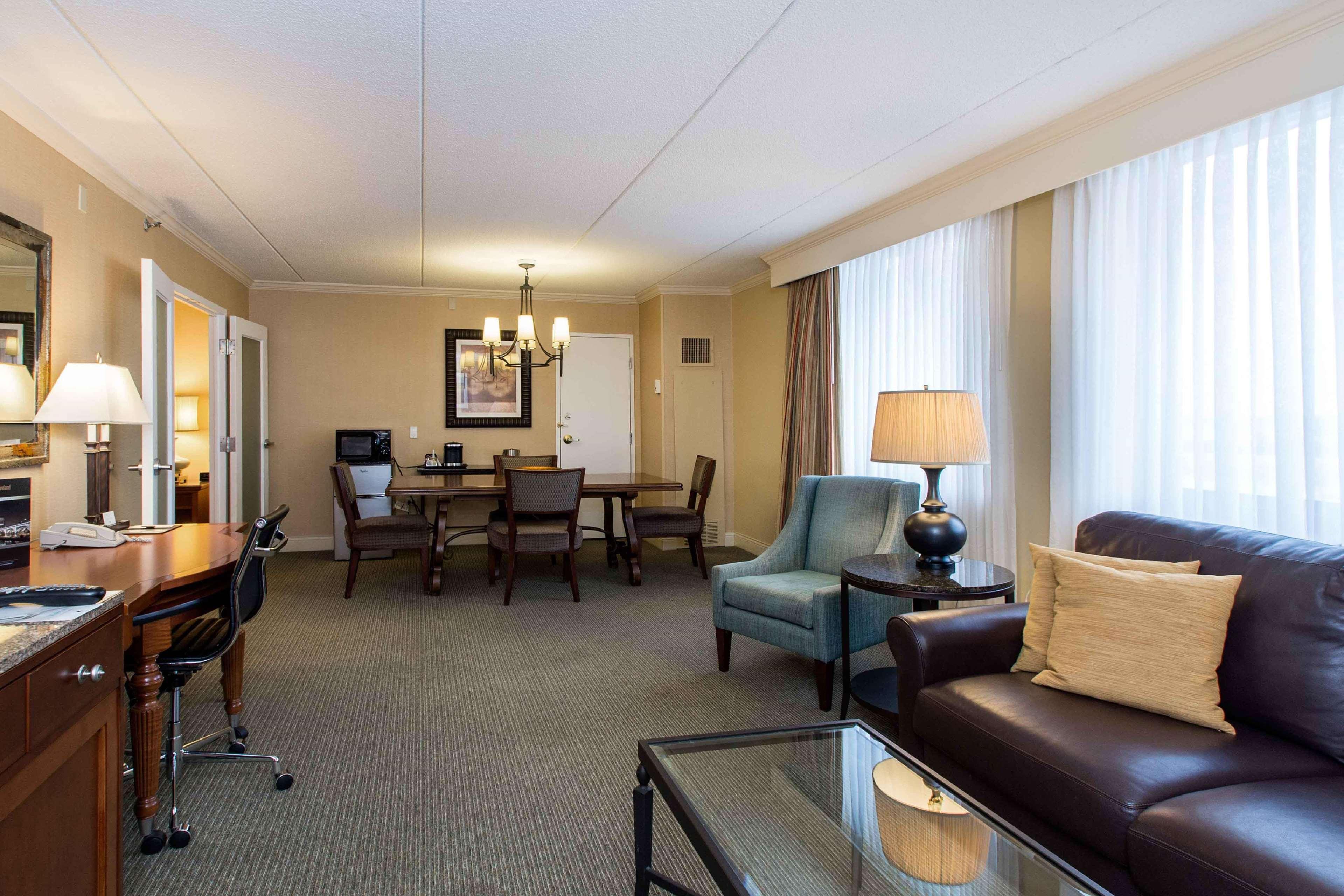 Doubletree By Hilton Cleveland East Beachwood Exteriör bild