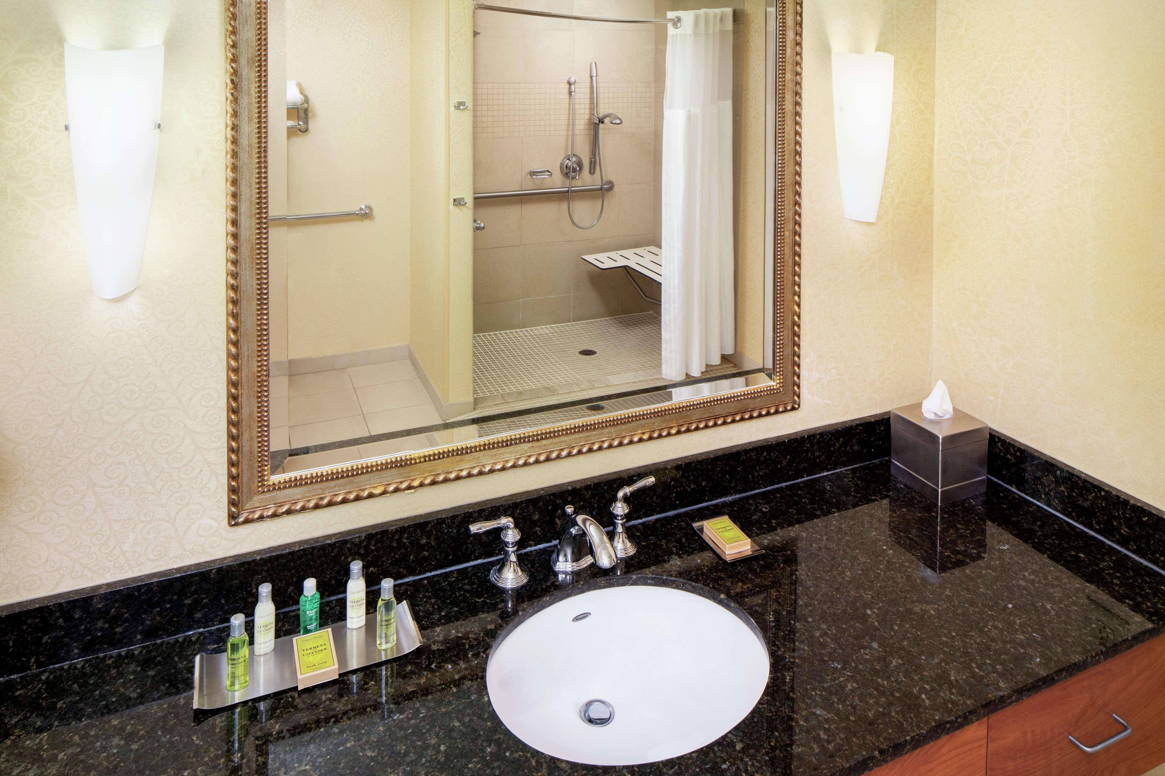 Doubletree By Hilton Cleveland East Beachwood Exteriör bild